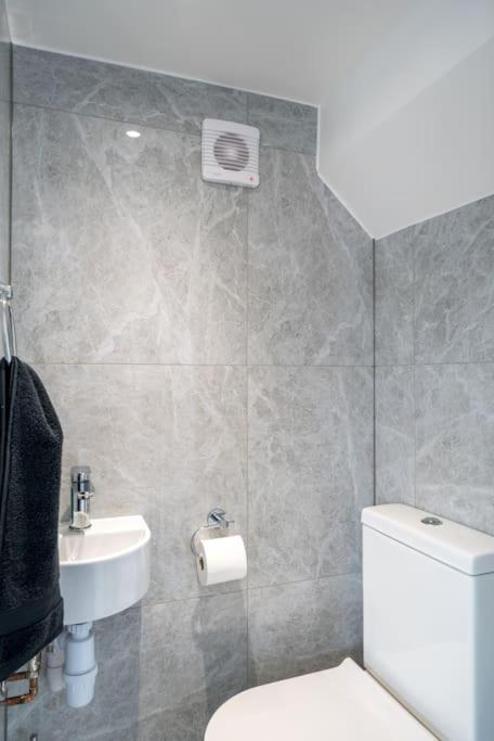 Апартаменты Lux 3Bed Near Wembley With Parking By Oceana Group - Sleeps 8 Харроу Экстерьер фото